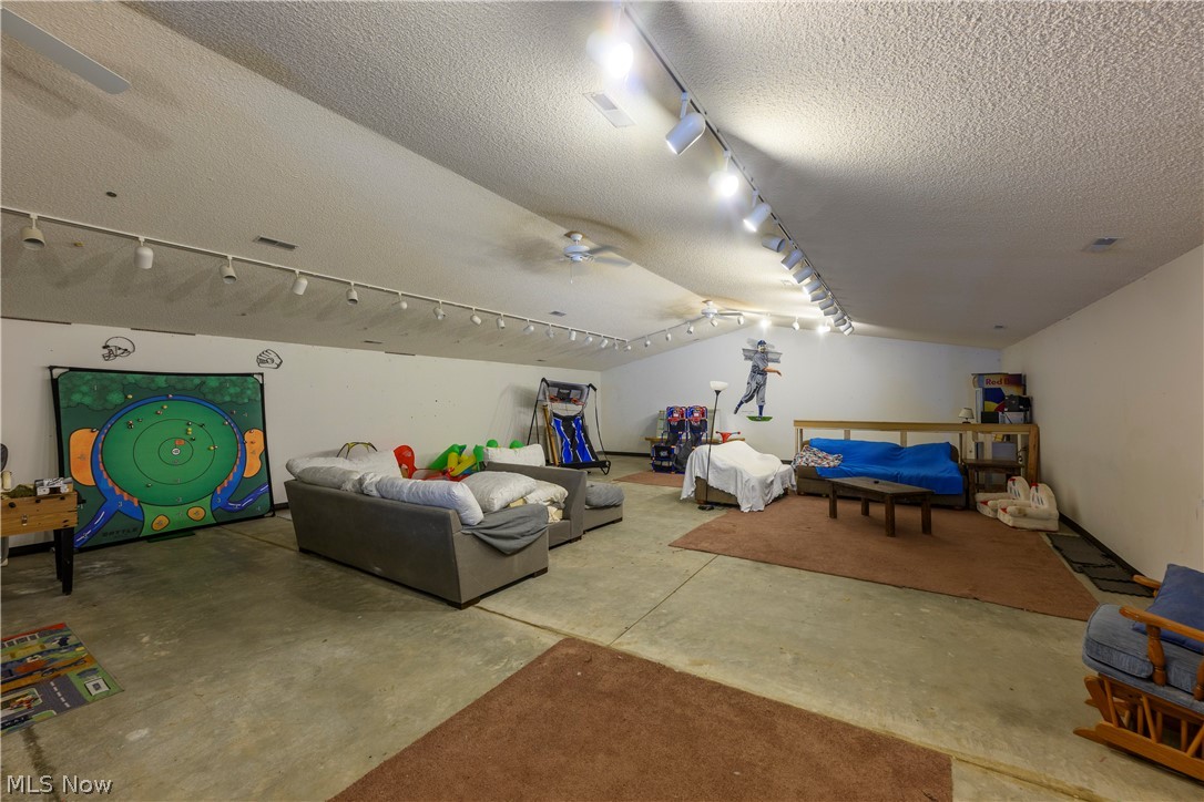 6091 Mills Drive SE Uhrichsville OH 44683