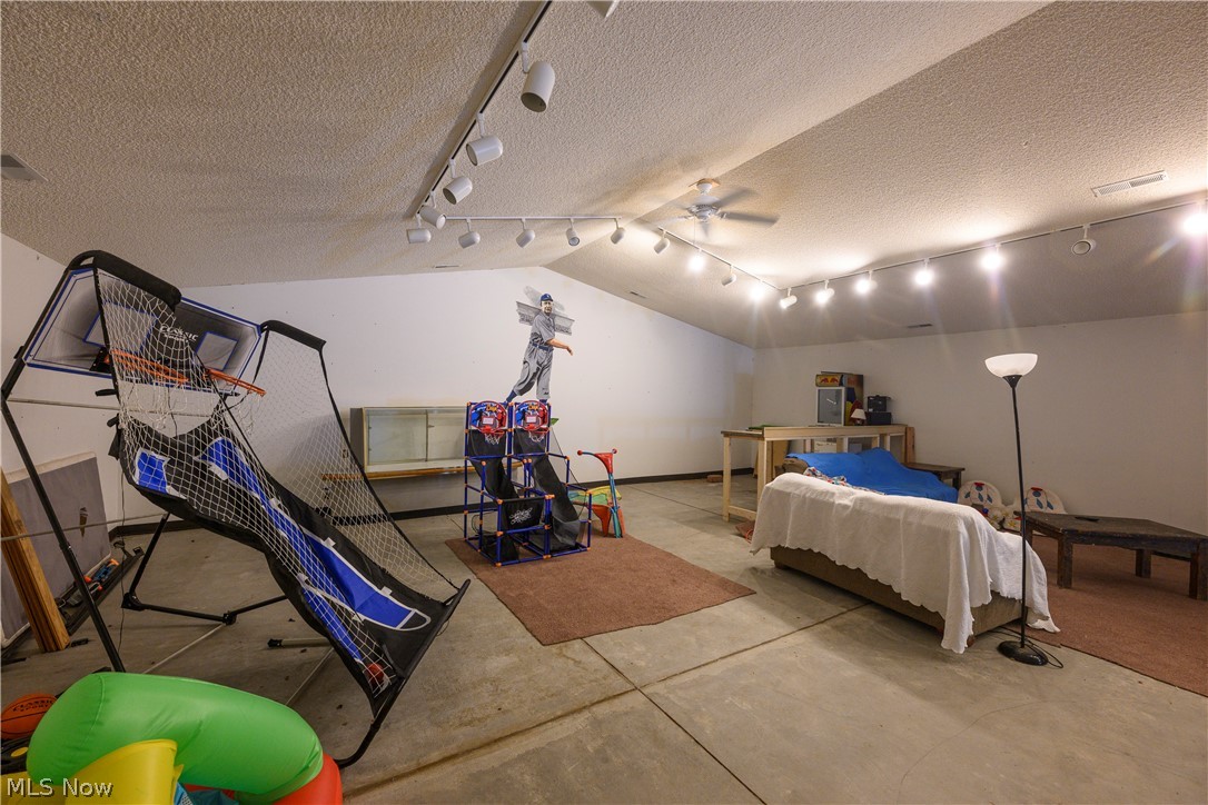 6091 Mills Drive SE Uhrichsville OH 44683