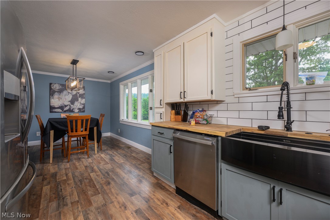 6091 Mills Drive SE Uhrichsville OH 44683