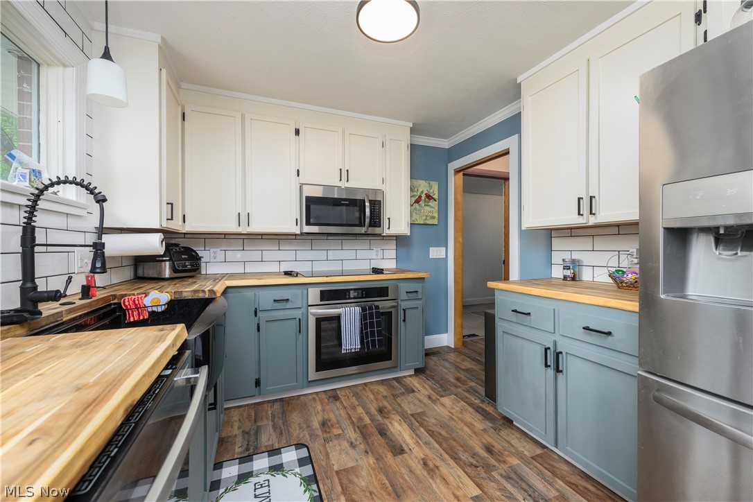 6091 Mills Drive SE Uhrichsville OH 44683