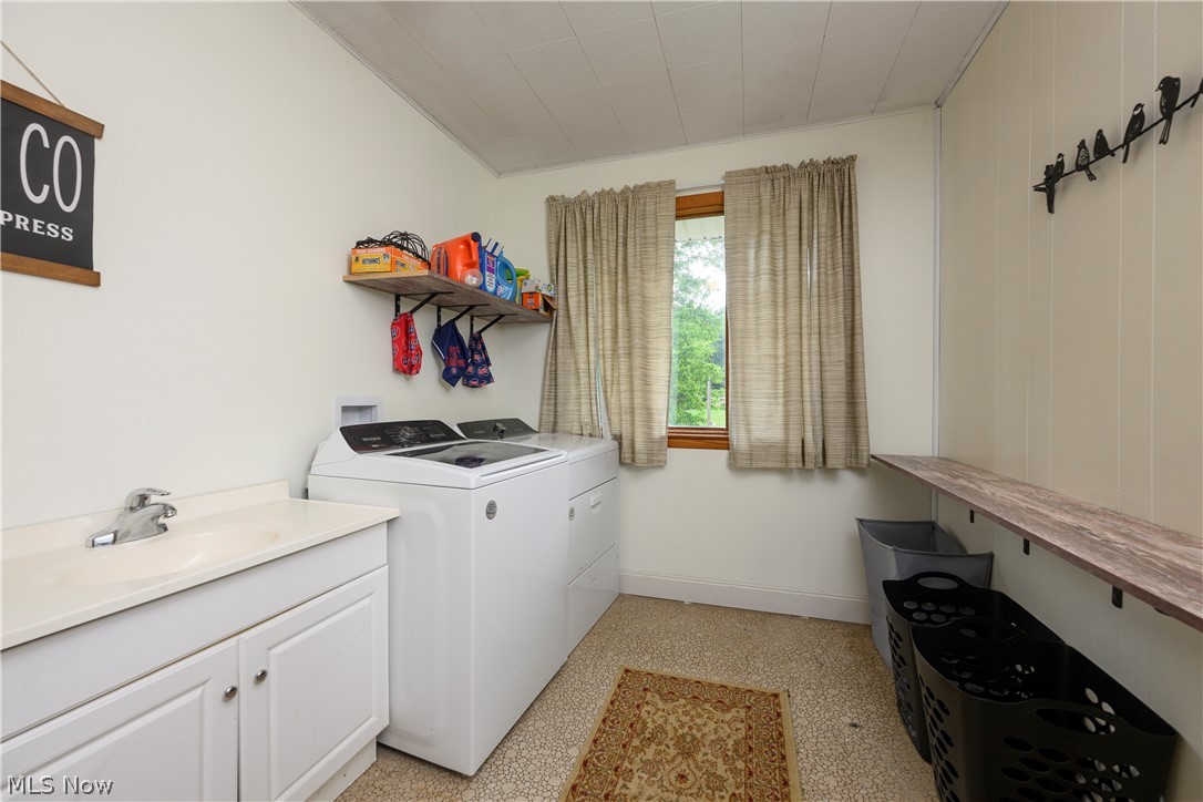 6091 Mills Drive SE Uhrichsville OH 44683