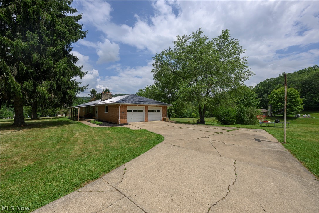 6091 Mills Drive SE Uhrichsville OH 44683