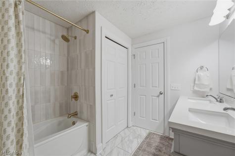 6093 Anchorport Circle NW Canton OH 44718