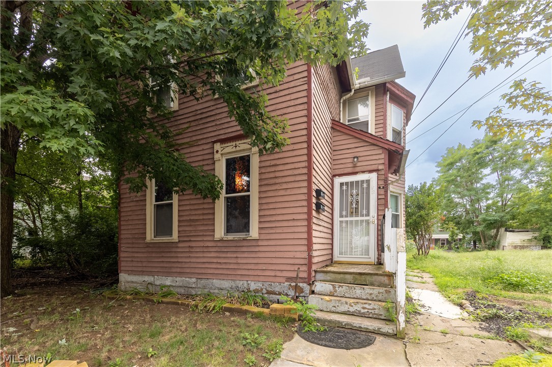 827 Starkweather Avenue Cleveland OH 44113