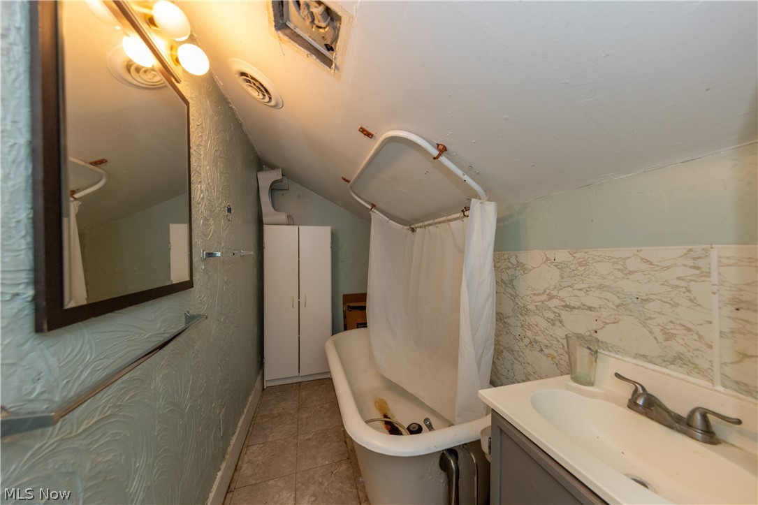 827 Starkweather Avenue Cleveland OH 44113