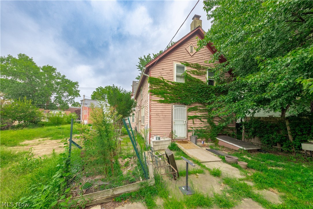 827 Starkweather Avenue Cleveland OH 44113