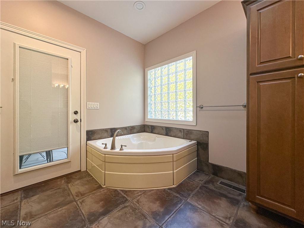 400 Amber Drive SE Warren OH 44484