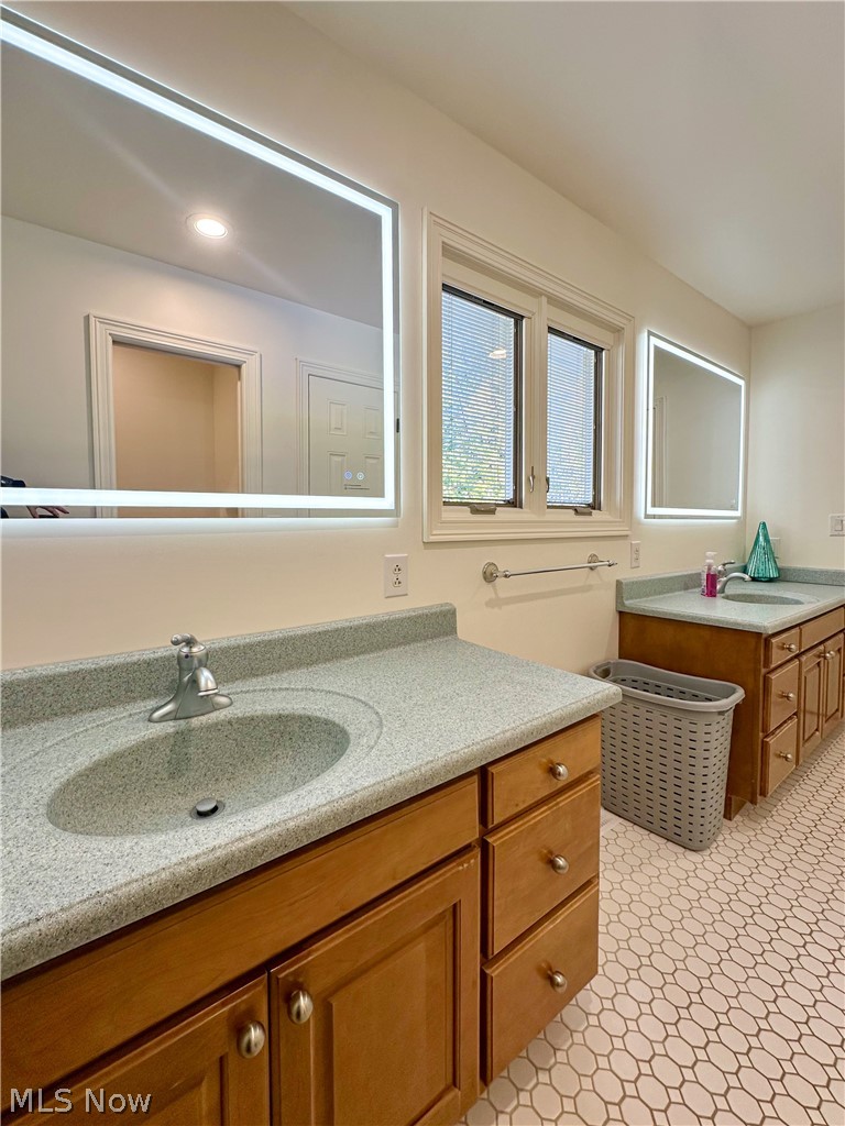 400 Amber Drive SE Warren OH 44484