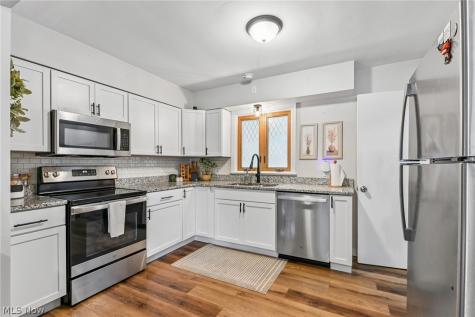 557 Hartzell Drive Barberton OH 44203