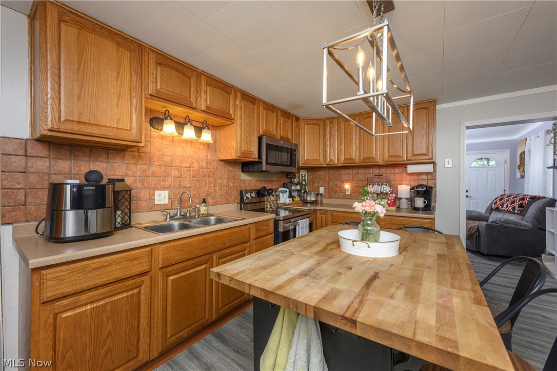 544 E High Street Uhrichsville OH 44683