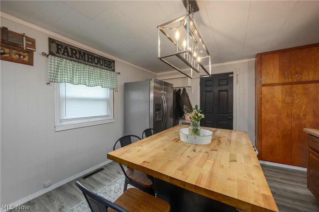 544 E High Street Uhrichsville OH 44683