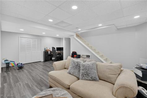 2614 Bishop Oval Barberton OH 44203