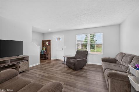 2614 Bishop Oval Barberton OH 44203