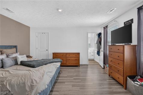 2614 Bishop Oval Barberton OH 44203