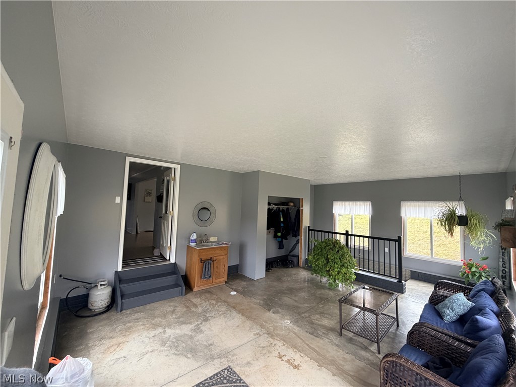 21252 Oxford Road Salesville OH 43773