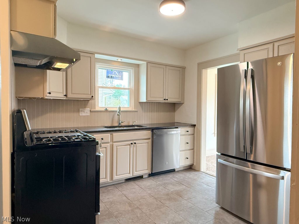 419 Oak Knoll NE Warren OH 44483