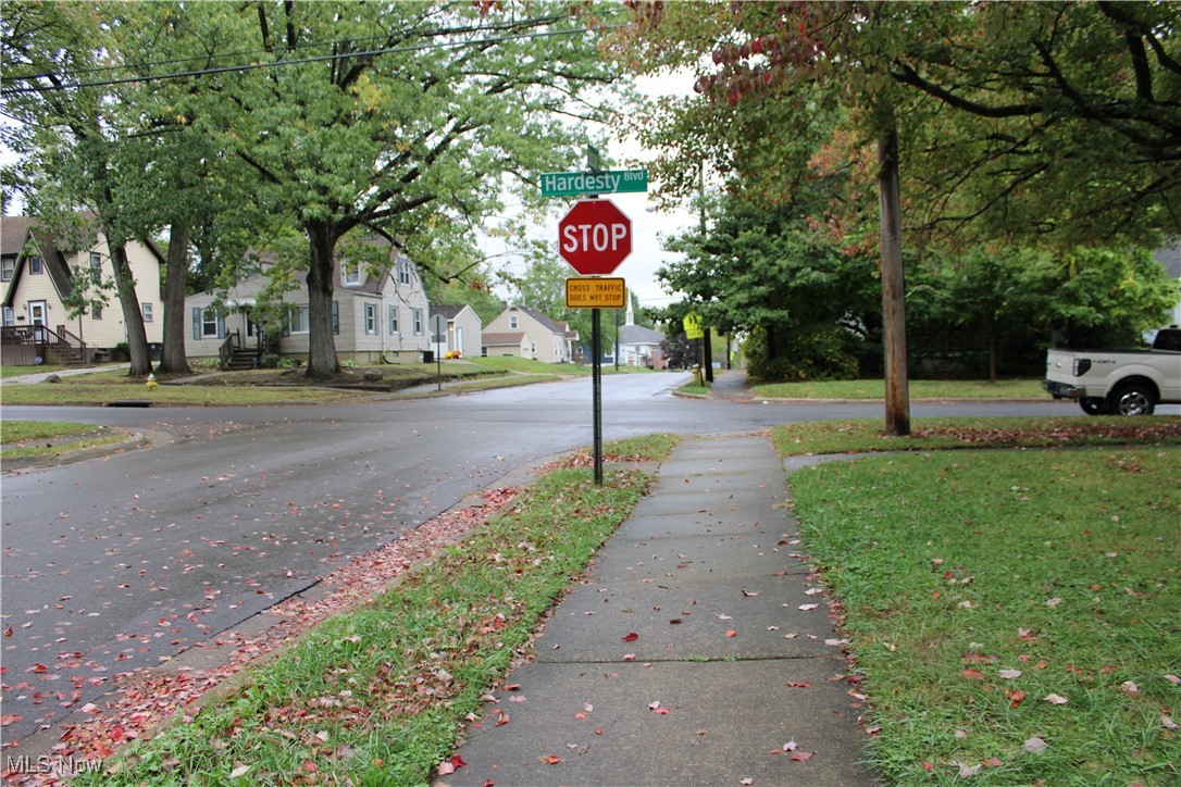 1013 Hardesty Akron OH 44320