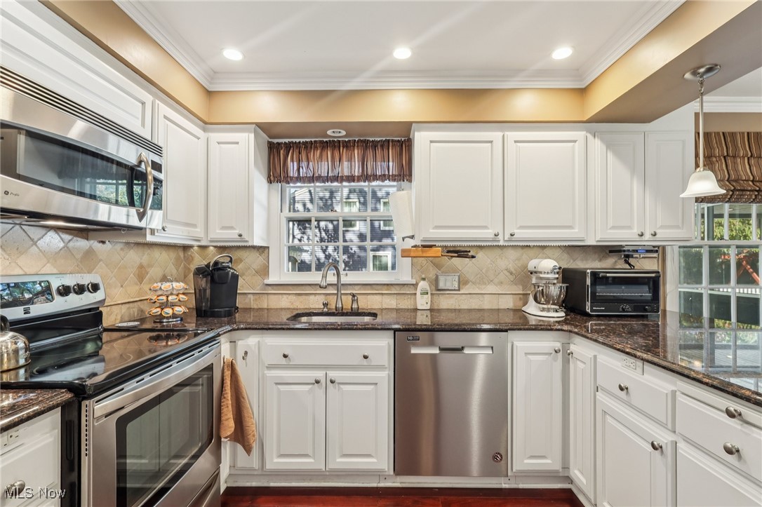 589 Debbington Drive Bay Village OH 44140