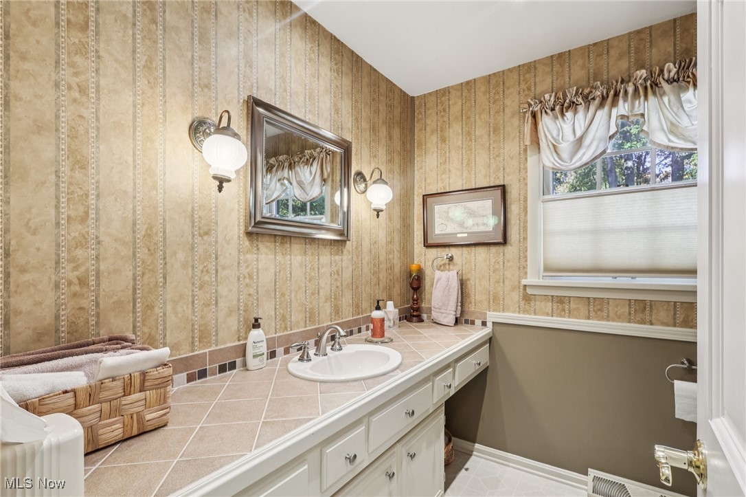 589 Debbington Drive Bay Village OH 44140