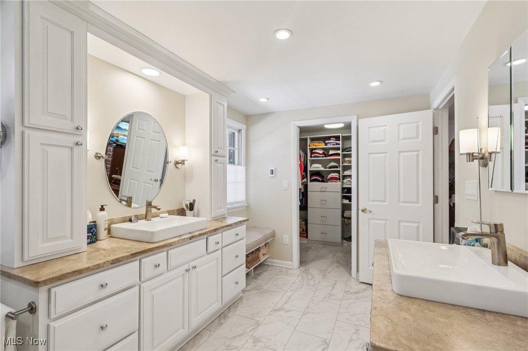 589 Debbington Drive Bay Village OH 44140