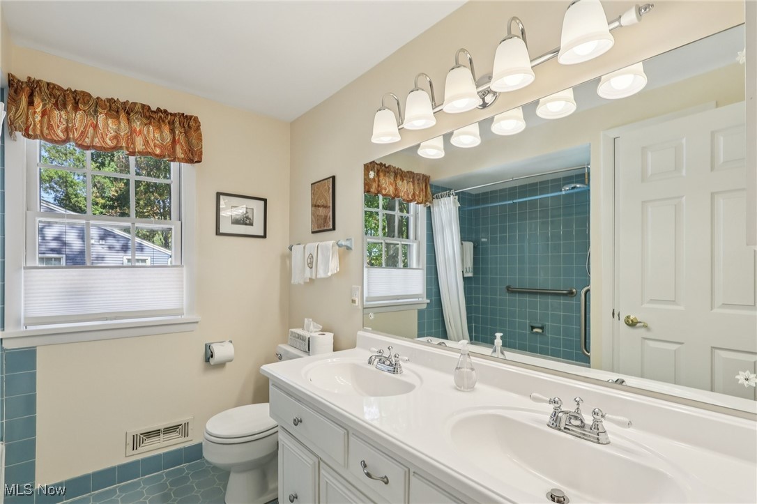 589 Debbington Drive Bay Village OH 44140