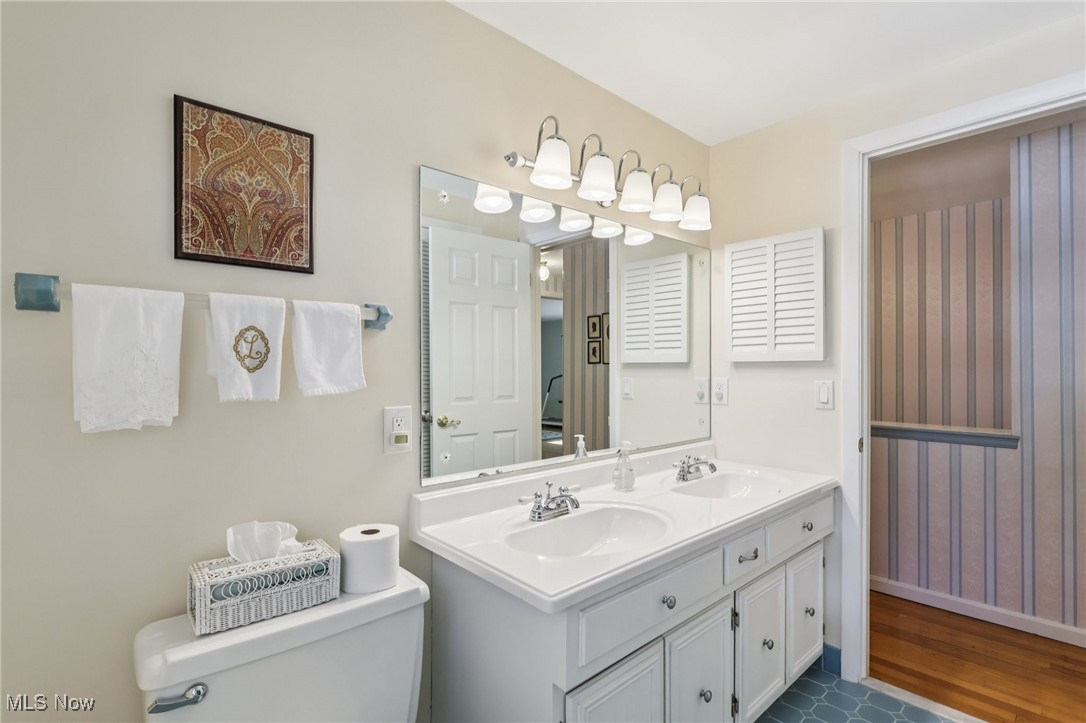 589 Debbington Drive Bay Village OH 44140