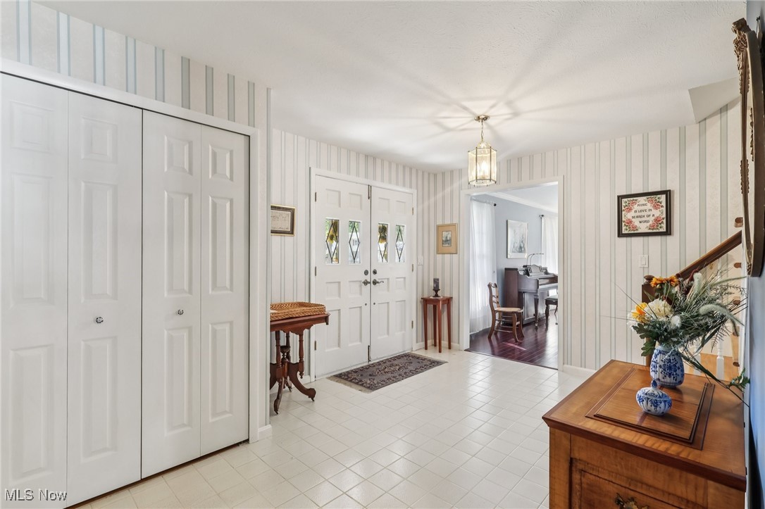 589 Debbington Drive Bay Village OH 44140