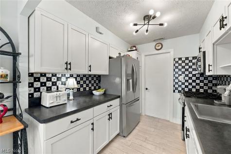 9793 Manorford Drive Parma Heights OH 44130