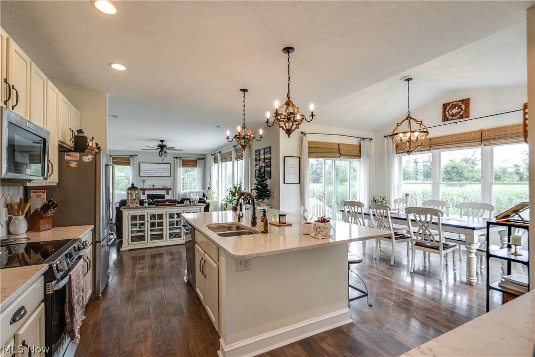 7253 Edison Street NE Hartville OH 44632