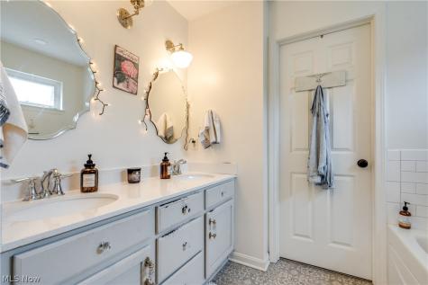 7253 Edison Street NE Hartville OH 44632