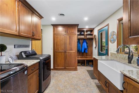 10661 Kent Avenue NE Hartville OH 44632