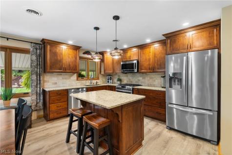 10661 Kent Avenue NE Hartville OH 44632