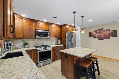 10661 Kent Avenue NE Hartville OH 44632