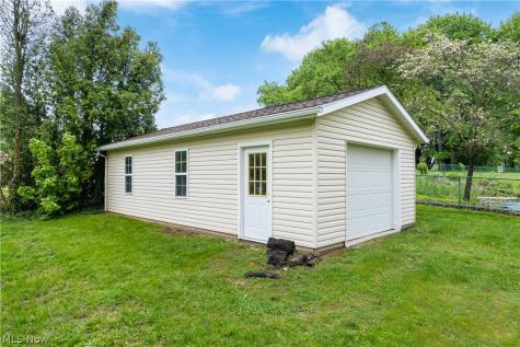 10661 Kent Avenue NE Hartville OH 44632