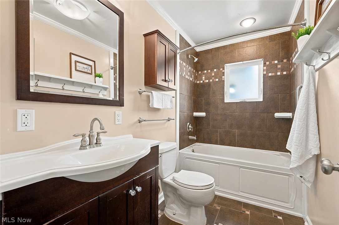 7562 Richmond Road Oakwood Village OH 44146