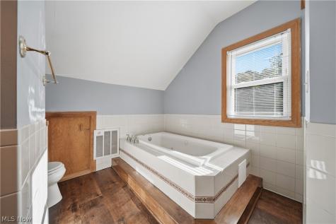 1687 Mount Pleasant Street NE Canton OH 44721