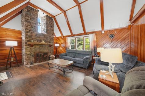 1687 Mount Pleasant Street NE Canton OH 44721
