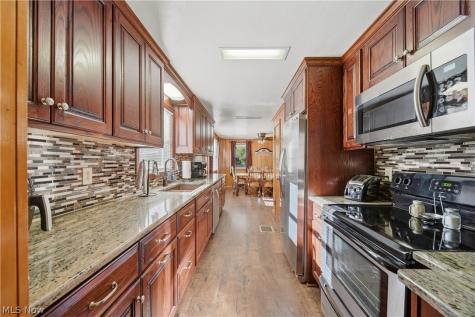 1687 Mount Pleasant Street NE Canton OH 44721