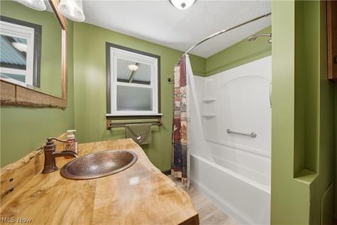 1687 Mount Pleasant Street NE Canton OH 44721