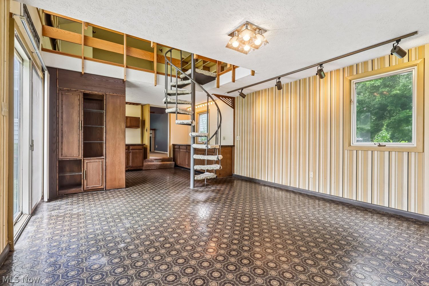 29486 Wolf Road Bay Village OH 44140