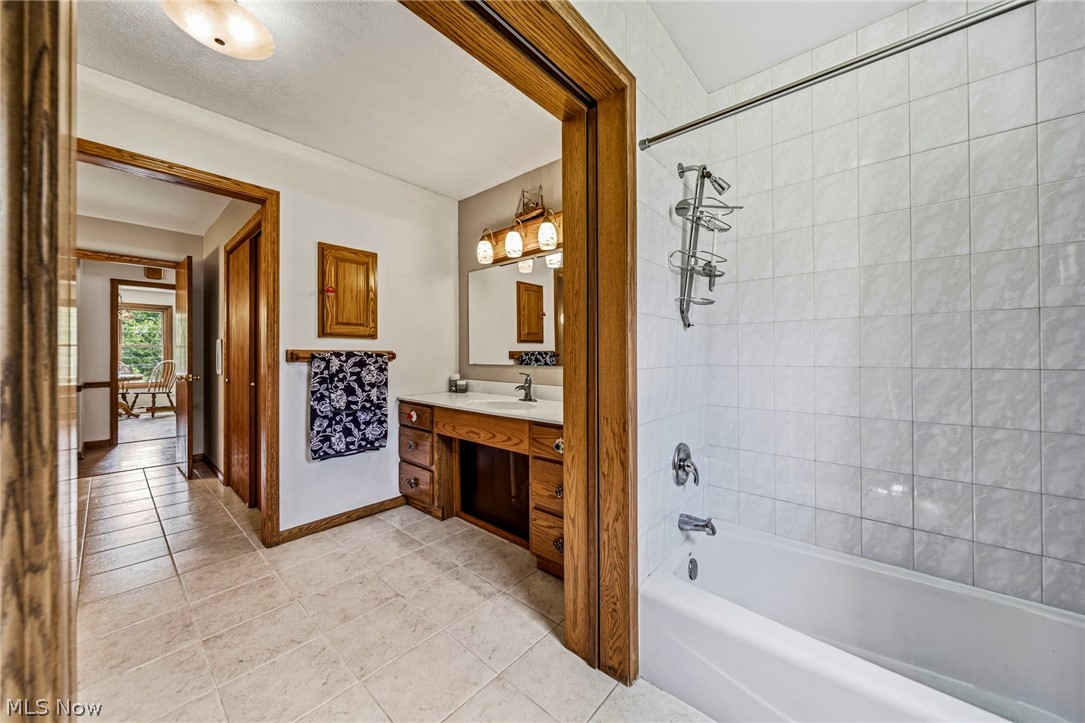 219 W Mennonite Road Aurora OH 44202
