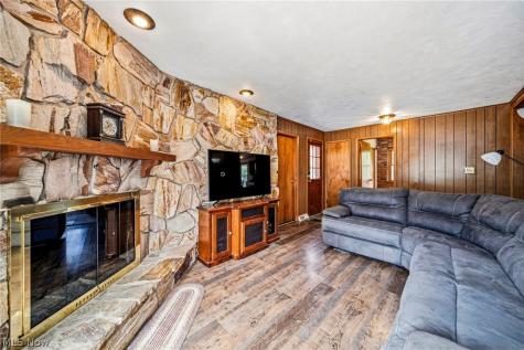 219 W Mennonite Road Aurora OH 44202