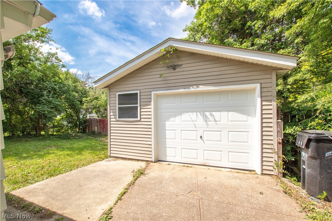 861 Oak Street Elyria OH 44035