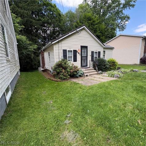541 Clinton Street Ravenna OH 44266
