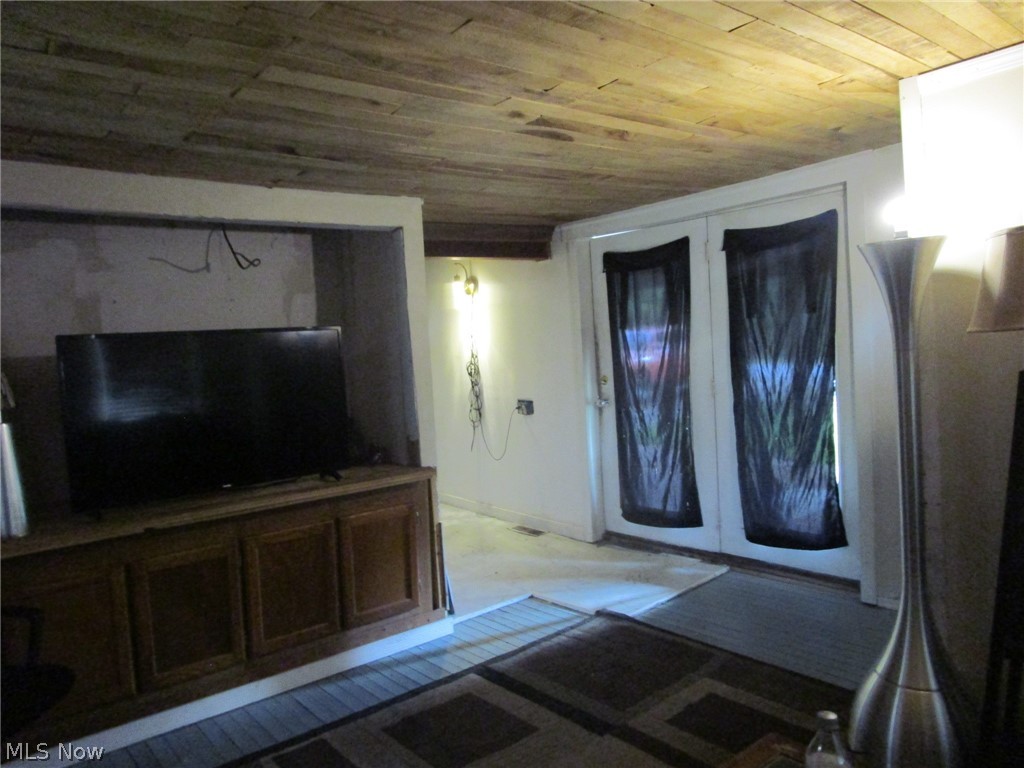 2605 E Water Street Rock Creek OH 44084