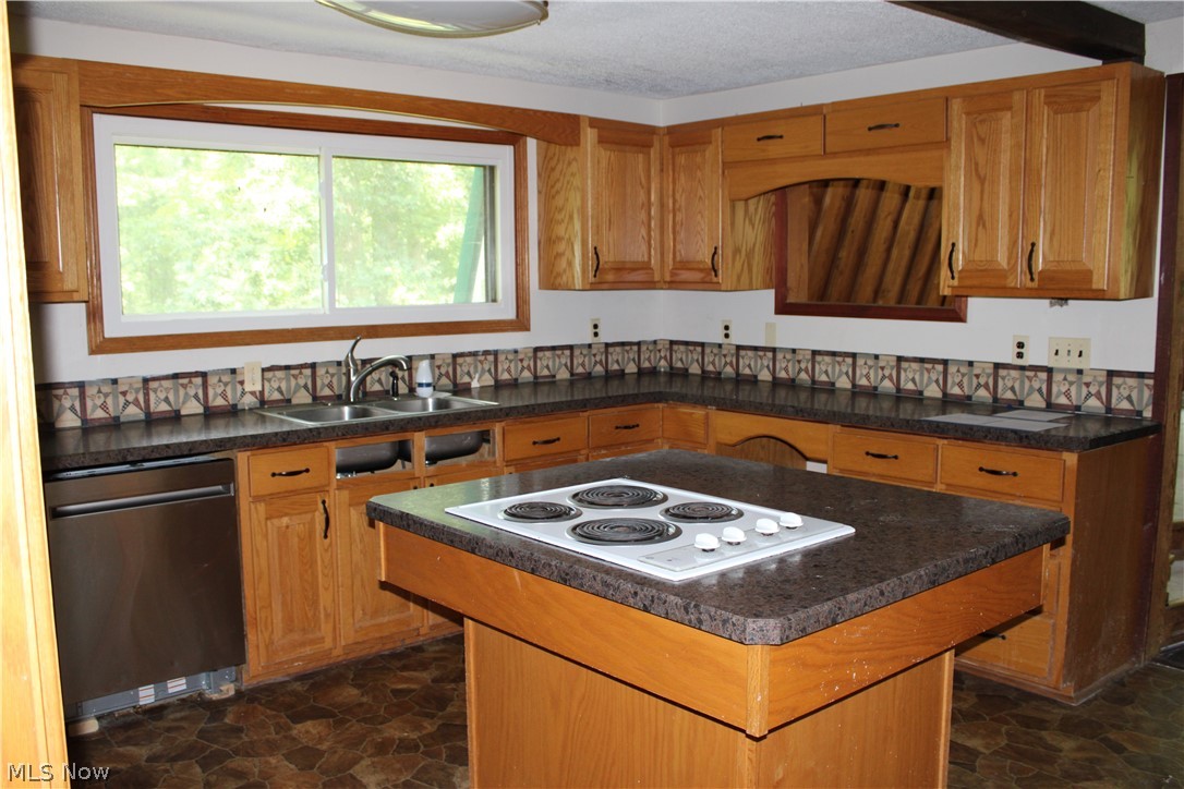 13893 County Road 100 Lakeville OH 44638