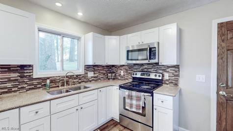 2045 Howard Street NE Hartville OH 44632