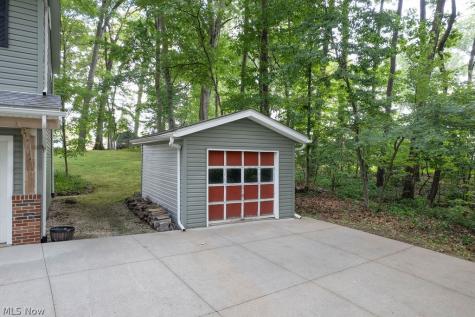2045 Howard Street NE Hartville OH 44632
