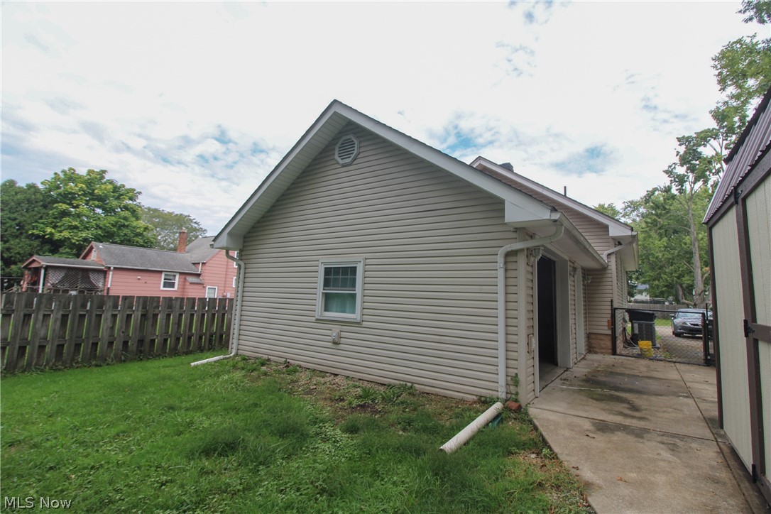 1069 Raymond Street NW Warren OH 44485