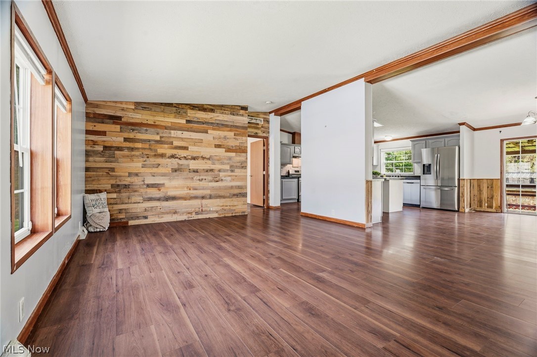 11327 4th Street NE Magnolia OH 44643